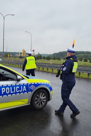 Policjanci ruchu drogowego podczas ćwiczeń pościgowo - blokadowych