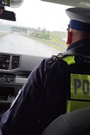 Policjanci ruchu drogowego podczas ćwiczeń pościgowo - blokadowych