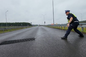 Policjanci ruchu drogowego podczas ćwiczeń pościgowo - blokadowych
