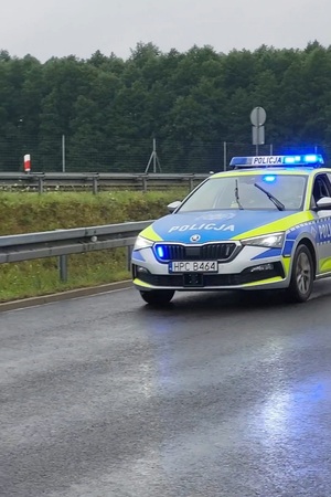 Policjanci ruchu drogowego podczas ćwiczeń pościgowo - blokadowych