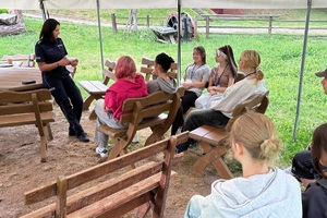 Policjantki podczas spotkania z młodzieżą prowadzą pogadanki i zabawy z alkogoglami