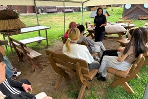 Policjantki podczas spotkania z młodzieżą prowadzą pogadanki i zabawy z alkogoglami