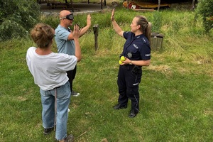 Policjantki podczas spotkania z młodzieżą prowadzą pogadanki i zabawy z alkogoglami