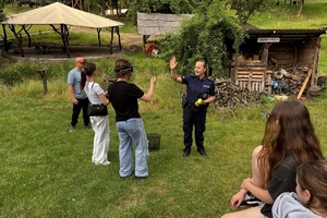 Policjantki podczas spotkania z młodzieżą prowadzą pogadanki i zabawy z alkogoglami