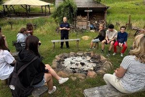 Policjantki podczas spotkania z młodzieżą prowadzą pogadanki i zabawy z alkogoglami