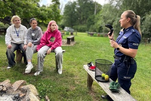 Policjantki podczas spotkania z młodzieżą prowadzą pogadanki i zabawy z alkogoglami