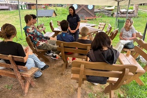 Policjantki podczas spotkania z młodzieżą prowadzą pogadanki i zabawy z alkogoglami