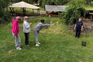 Policjantki podczas spotkania z młodzieżą prowadzą pogadanki i zabawy z alkogoglami