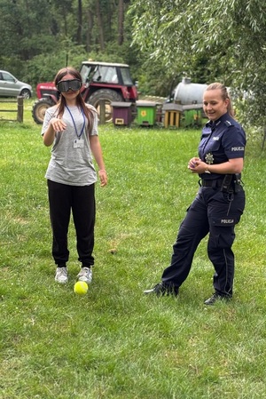 Policjantki podczas spotkania z młodzieżą prowadzą pogadanki i zabawy z alkogoglami