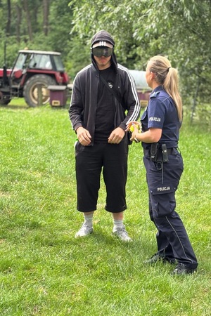 Policjantki podczas spotkania z młodzieżą prowadzą pogadanki i zabawy z alkogoglami