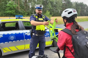 Policjanci kontrolujący kierowców jednośladów podczas działań na drodze