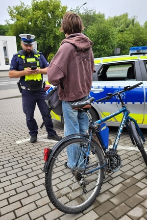 Policjanci kontrolujący kierowców jednośladów podczas działań na drodze