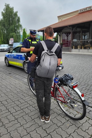 Policjanci kontrolujący kierowców jednośladów podczas działań na drodze