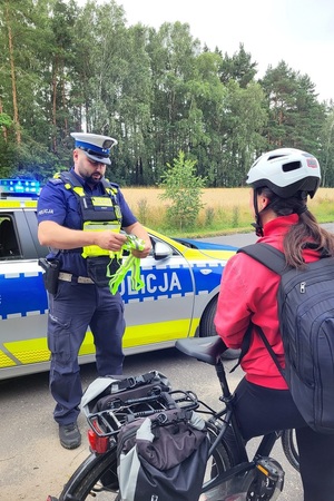 Policjanci kontrolujący kierowców jednośladów podczas działań na drodze