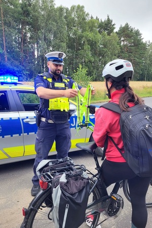 Policjanci kontrolujący kierowców jednośladów podczas działań na drodze