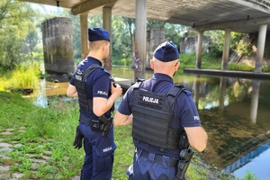 Policjanci patrolują tereny przywodne oraz dzikie kąpieliska