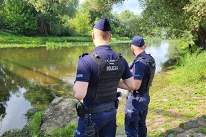 Policjanci patrolują tereny przywodne oraz dzikie kąpieliska