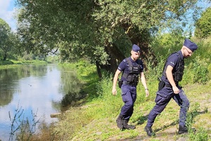 Policjanci patrolują tereny przywodne oraz dzikie kąpieliska