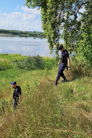 Policjanci patrolują tereny przywodne oraz dzikie kąpieliska