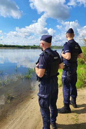 Policjanci patrolują tereny przywodne oraz dzikie kąpieliska