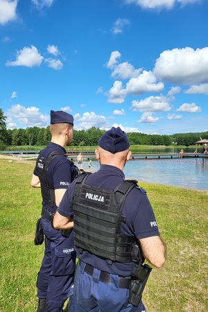 Policjanci patrolują tereny przywodne oraz dzikie kąpieliska