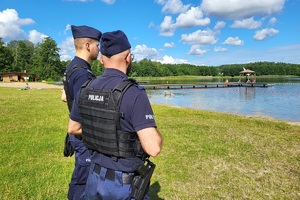 Policjanci patrolują tereny przywodne oraz dzikie kąpieliska