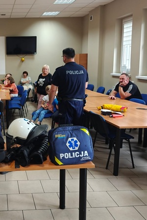 Policjanci prowadzą spotkanie edukacyjne z półkolonistami