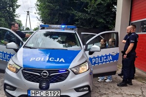 Policjanci prowadzą spotkanie edukacyjne z półkolonistami