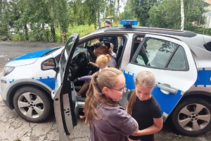 Policjanci prowadzą spotkanie edukacyjne z półkolonistami