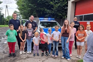 Policjanci prowadzą spotkanie edukacyjne z półkolonistami