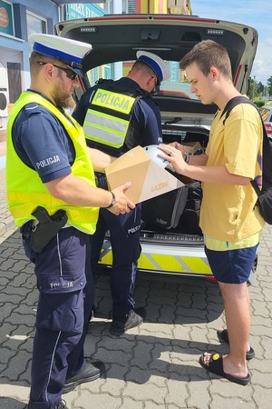 Działania policjantów ruchu drogowego, którzy rozdawali kaski użytkownikom hulajnóg elektrycznych