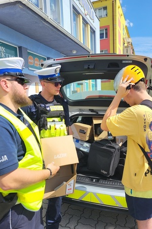 Działania policjantów ruchu drogowego, którzy rozdawali kaski użytkownikom hulajnóg elektrycznych