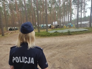 Policjantka kontroluje harcerzy