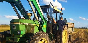 Rolnik podczas prac na polu.