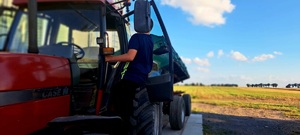 Rolnik sprawdzający ciągnik