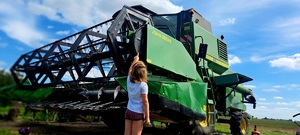 Dziewczynka obserwuje prace na polu