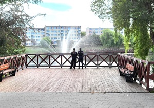 Funkcjonariuszki sprawdzają ład i porządek nad stawem