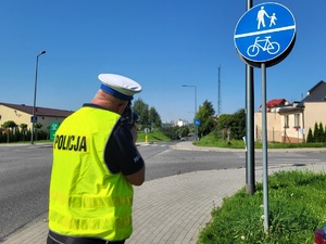Funkcjonariusz mierzy prędkość pojazdów