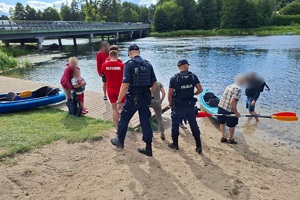Policjanci wspólnie z ratownikami WOPR-u kontrolują osoby korzystające z akwenów