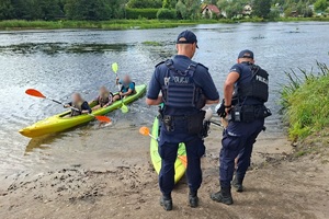 Policjanci wspólnie z ratownikami WOPR-u kontrolują osoby korzystające z akwenów