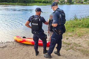 Policjanci wspólnie z ratownikami WOPR-u kontrolują osoby korzystające z akwenów