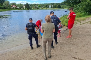 Policjanci wspólnie z ratownikami WOPR-u kontrolują osoby korzystające z akwenów