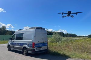 Policjanci prowadzący działania na drodze przy użyciu policyjnego drona