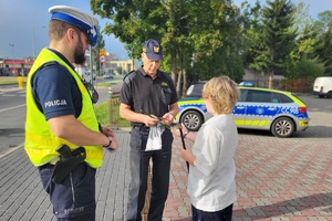 Policjanci i strażnicy miejscy podczas działań przy szkołach rozdają odblaski