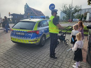 Policjanci i strażnicy miejscy podczas działań przy szkołach rozdają odblaski