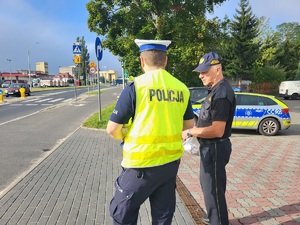 Policjanci i strażnicy miejscy podczas działań przy szkołach rozdają odblaski