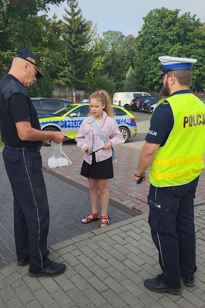 Policjanci i strażnicy miejscy podczas działań przy szkołach rozdają odblaski