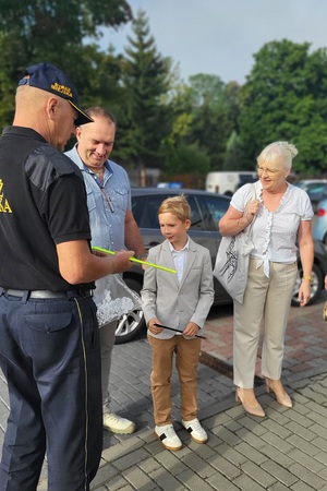 Policjanci i strażnicy miejscy podczas działań przy szkołach rozdają odblaski