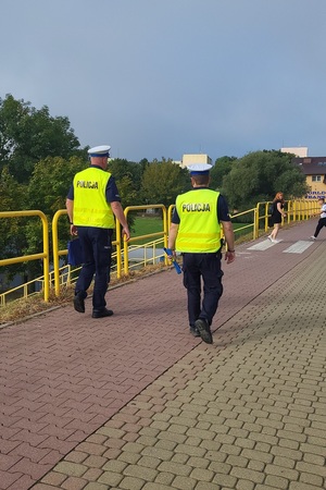 Policjanci i strażnicy miejscy podczas działań przy szkołach rozdają odblaski