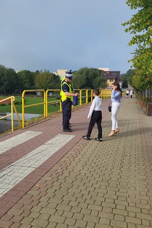 Policjanci i strażnicy miejscy podczas działań przy szkołach rozdają odblaski